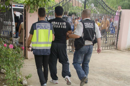 Imatge d'una de les detencions realitzades dins l'operació per alliberar deu dones obligades a prostituir-se.