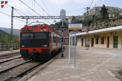 Un tren a l'estació de La Plana Picamoixons
