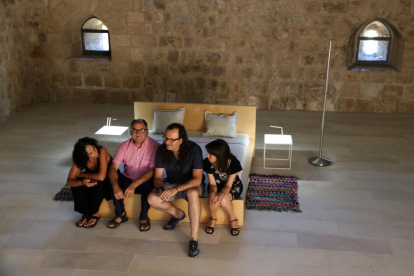 Pla general de la instal·lació a la torre de la Carrova, amb la directora d'XYZ, Antònia Ripoll; el regidor de Campredó, Emigdi Subirats; l'artista Jaume Vidal; i la regidora d'Amposta, Inés Martí.