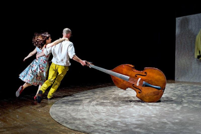 Imagen del espectáculo 'Amigoo', de Mumusic Circus, en una escena divertida donde un hombre y una mujer danzan, cogidos a un violonchelo