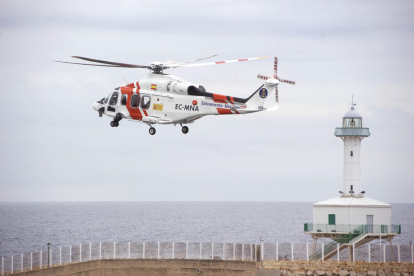 El equipo de salvamento cuenta con helicópteros y varias embarcions para|por actuar con rapidez.