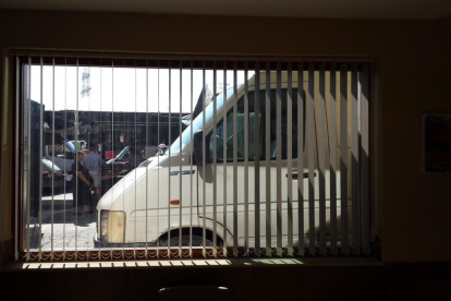 Les furgonetes ocupen l'entrada del Bar Los Pilares.