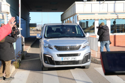 Imatge de la furgoneta sortint de la presó d'Alcalá-Meco amb les conselleres destituïdes Dolors Bassa i Mertixell Borràs.