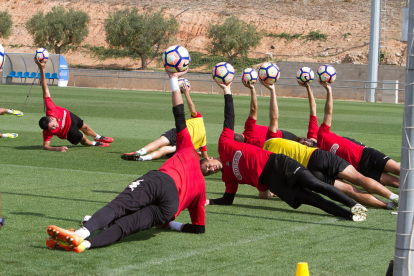 El porter roig-i-negre Edgar Badia, en primer terme, durant un dels entrenaments al Complex Esportiu Futbol Salou.