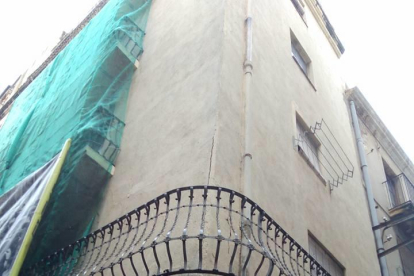El edificio, situado entre las calles Major y Cuirateries, está en rehabilitación