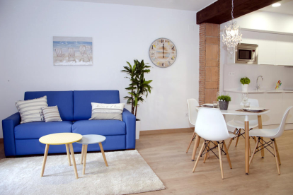 La sala de estar de uno de los pisos turísticos de Tarragona gestionados por Tarragona Suites.