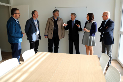 Las autoridades, entre las cuales el alcalde de Valls, Albert Batet, visitando el nuevo centro de día, el 4 de abril del 2017