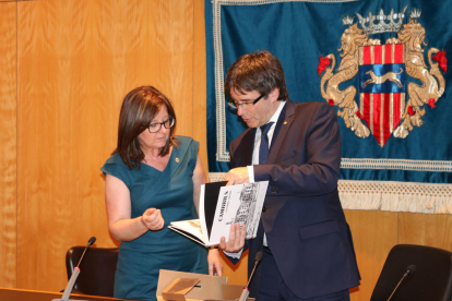 L'alcaldessa li ha lliurat un llibre sobre el municipi al President.
