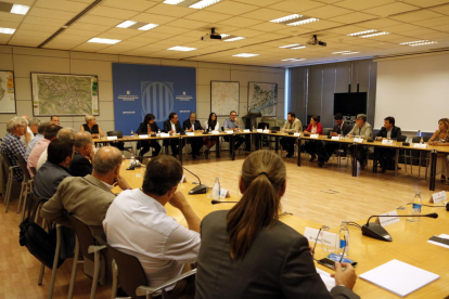 El conseller de Territori i Sostenibilitat, Josep Rull, se ha reunido este 4 de septiembre con los alcaldes del Camp de Tarragona, las Terres de l'Ebre y el Penedès afectados por el área de influencia de la N-340.