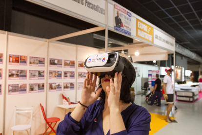 Una visitante probando las gafas de realidad virtual en el Expohabitatge, ayer.