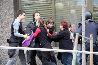 Los disturbios y cargas policiales en Tarragona durante la jornada de huelga general del 14 de noviembre del 2012 acabaron con un menor herido por un golpe de porra.
