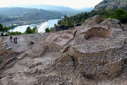Vista general de les excavacions del poblat ibèric de l'Assut, a Tivenys, amb l'accés fortificat a la part inferior esquerra.