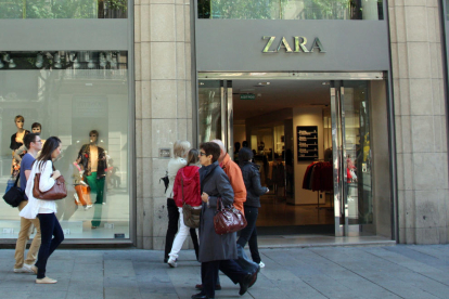 Inditex és propietària de botigues com Zara, Pull&Bear, Stradivarius, Bershka i Massimo Dutti, entre d'altres.