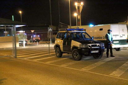 Els tres furgons de la Guàrdia Civil amb els consellers destituïts a dins entrant a la presó d'Estremera.
