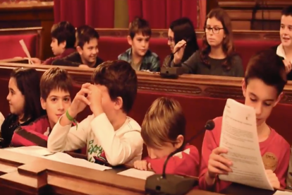 Un fotograma del vídeo con miembros del Consell d'Infants i Adolescents de Tarragona.