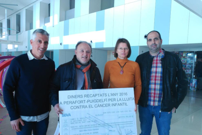 El alcalde de Perafort, Joan Martí Pla, y dos concejales entregaron el cheque a Emma Perrier, de la Obra Social del Hospital Sant Joan de Déu.