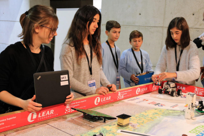 Un grupo participando en la First Lego League en Tarragona entrenando con el robot antes de la competición.
