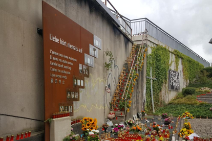 Centenars de ciutadans van fer un homenatge a les víctimes al lloc on va succeir la tragèdia.