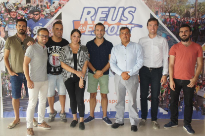 Fotografía del jurado de los premios, formado por el concejal Jordi Cervera, un representante de la Secretaría General del Deporte y seis redactores de deportes de los medios de comunicación de Reus.