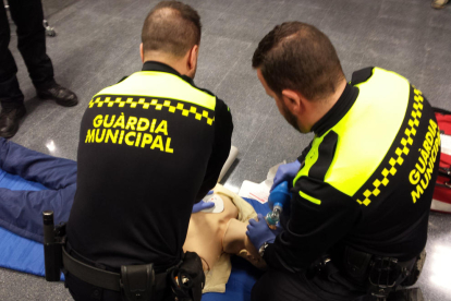 La Guàrdia Municipal salva la vida d'un vei que patia una parada cardiorespiratòria