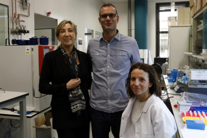 L'investigador de l'IRB Barcelona Salvador Aznar, la primera autora de l'estudi, Gloria Pascual, i la doctora del VHIR Coro Bescós.