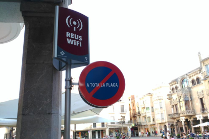Uno de los puntos wifi instalados en la plaza del Mercadal.