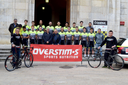 Els membres del Club Ciclista Camplar amb un dels patrocinadors.