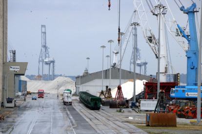 Plano abierto de la actividad en un muelle del Port de Tarragona coincidiendo con una de las horas de paradas intermitentes de los estibadores.