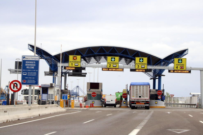 Plano general del acceso al Puerto de Tarragona por la autovía A-27 con normalidad en el tráfico.