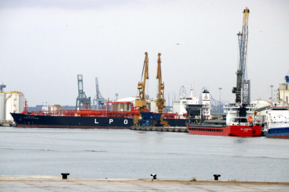 Plano cerrado de varios barcos de mercancías en el Port de Tarragona.