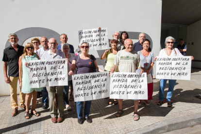 Van protestar ahir juntament amb la CUP, l'USITAC, la Marea de Pensionistes i l'associació del barri.