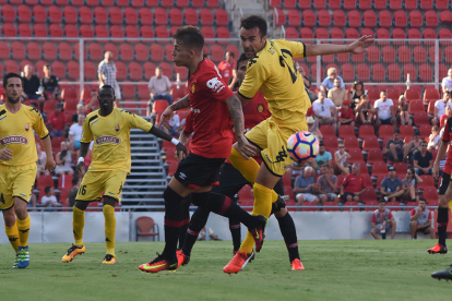 Aritz López Garai disputa una pelota aérea con un oponente de la Mallorca, durante la primera jornada del curso, el pasado 20 de agosto.