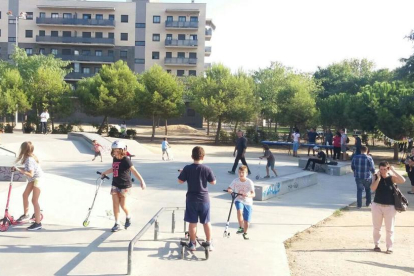 La zona de los módulos llena de niños con patines, una situación que puede llegar a ser peligrosa si chocan contra patinadores más mayores.