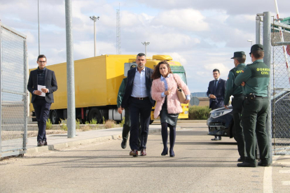 El exconseller Santi Vila, acompañado de su abogada, saliendo de la prisión de Estremera, este viernes 3 de noviembre.