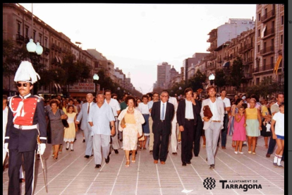 El alcalde Recasens, en 1983 con los concejales Sabaté y Ballesteros, inaugura el nuevo pavimento.