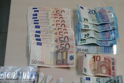 La droga y el dinero en efectivo requisados por la Policía Municipal del Vendrell.