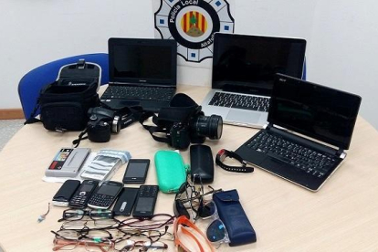 Els objectes perduts que es troben a l'oficina de la Policia Local d'Altafulla