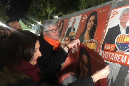Alonso i Roldan enganxant els primers cartells d ela campanya del 21-D.