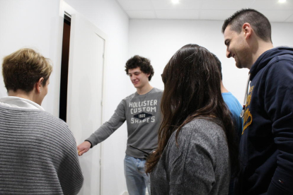 Un grupo de jóvenes a punto de entrar en la habitación.