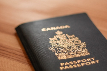 Los canadienses ya pueden identificarse como hombre, mujer o sexo indeterminado en sus pasaportes.
