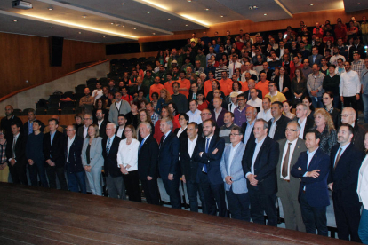 Foto de familia de todos los representantes de las entidades reconocidas por la Diputació de Tarragona por su colaoración con el convenio de la Obra Social 'la Caixa'.