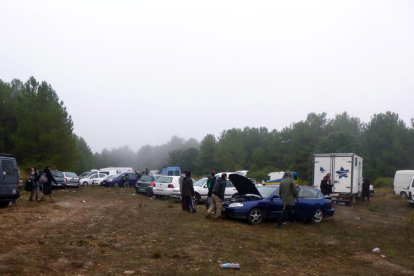Imagen general de vehículos aparcados y algunos asistentes en la 'rave'.