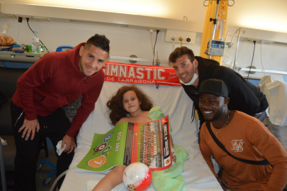 Imagen de la visita de los jugadores del Nàstic ingresados a los hospitales tarraconenses.