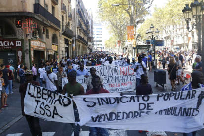 Los manteros protestan contra la «persecussió policial» y recuerdan Mor Sylla en Barcelona