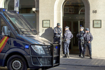 Agents de la Policia Nacional a l'entrada de l'Idescat a Barcelona.