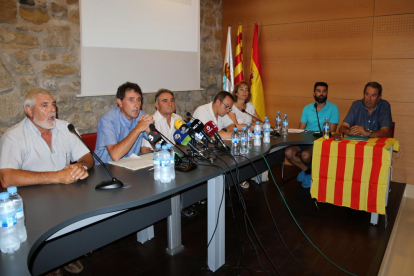 Pla general dels membres de l'equip de govern de Batea, amb l'alcalde, Joaquim Paladella, segon per l'esquerra. Imatge del 25 de juliol de 2017