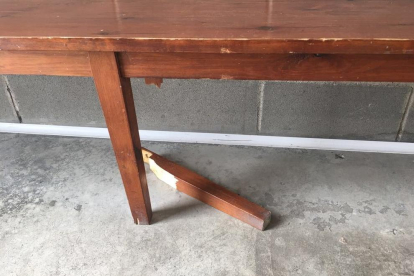 La taula trencada.