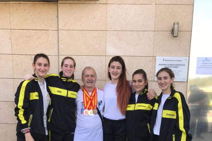 Las jóvenes con las medallas conseguidas en La Nucia, donde han participado como deportistas de la Selección Catalana de Taekwondo.