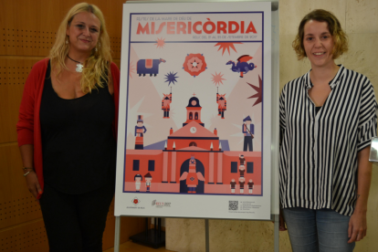 La concejala de cultura, Montserrat Caelles, y la diseñadora del cartel de Misericordia 2017, Míriam