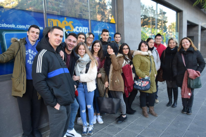 El grupo de alumnos, en el exterior de la redacción de Diari Més